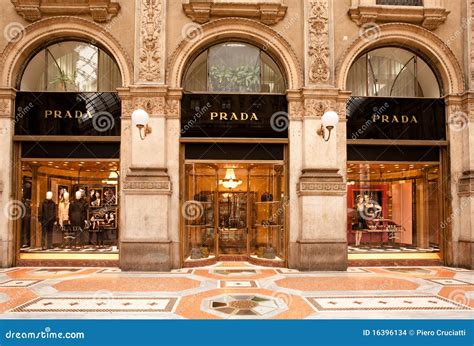 prada outlet vicino milano